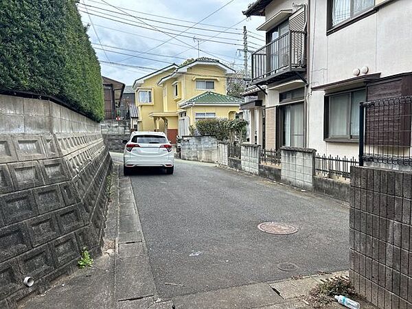 【前面道路】北西側幅員約4.5Mに接した、南西側幅員約4Mの私道の様子です。持ち分も1/2所有していますので、ご安心頂けます。