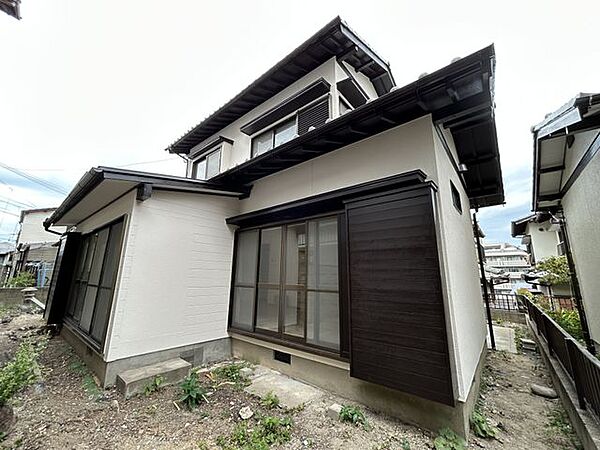 【リフォーム中　8/16撮影】外観写真です。庭木を伐採しました。外壁塗装を行いましたので、明るい住宅になりました。是非ご覧下さい。
