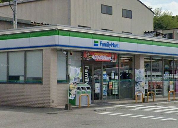 ファミリーマート博多金の隈3丁目店 【周辺環境】「ファミリーマート」博多金の隈3丁目店様まで徒歩4分（約300Ｍ）です。コンビニは24時間営業なので、近くにあると便利ですよ。