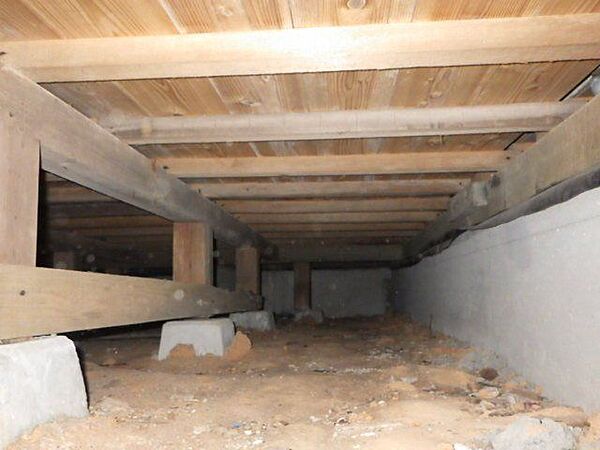 中古住宅の3大リスクである、雨漏り、主要構造部分の欠陥や腐食、給排水管の漏水や故障を2年間保証します。その前提で床下まで確認の上でリフォームし、シロアリの被害調査と防除工事も行いました。