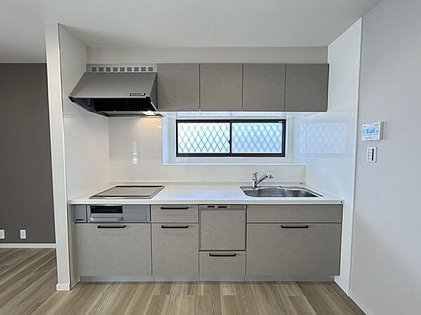 【リフォーム済】新品ハウステック製システムキッチンを設置しました。毎日のお料理作り楽しんで下さい。そして、IHクッキングヒーターですので、お掃除も楽チンですよ。
