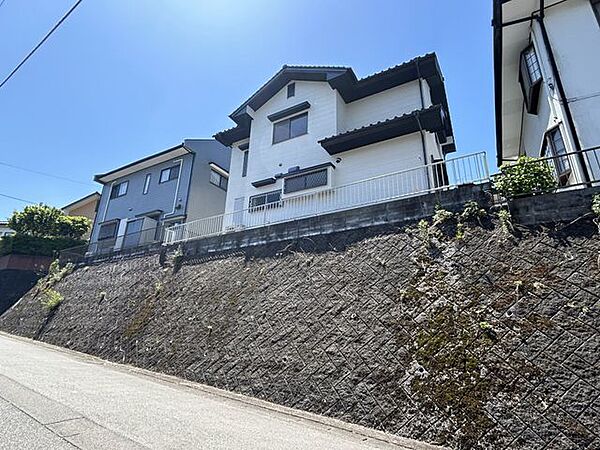 【リフォーム済】住宅を北東側道路より撮影した外観写真です。外壁塗装を行いました。