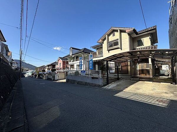 【前面道路】南西側　幅員6ｍの公道の写真です。綺麗に整備された道路で団地内ですので車の交通量も多くありません。