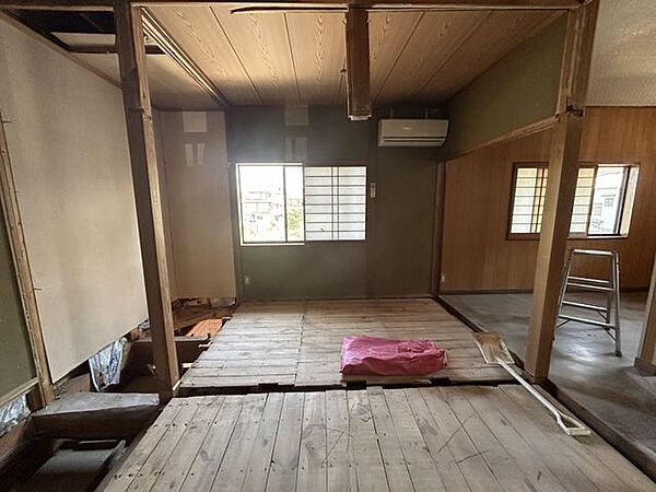 【リフォーム中　5/10撮影】2階　洋室約5.75帖は壁を設けて個室にリフォームしています。
