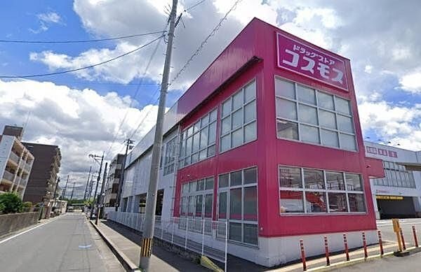 コスモス　波多江駅店 【周辺環境】ドラックストア「コスモス」波多江駅店様まで徒歩8分（約600Ｍ）です。食品もありますので便利ですよ。大型駐車場完備です。