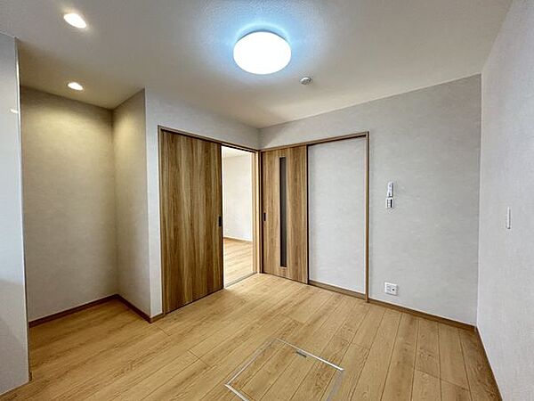 【リフォーム済】ダイニングキッチンも床・天井・壁クロス張り替えをして出入口ドアも交換しました。