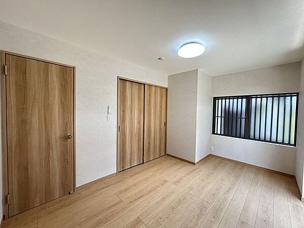 【リフォーム済】1階南東側和室6帖も洋室へリフォームしました。二間続きの和室でしたので、新たに壁を設けて個室に作り変えました。