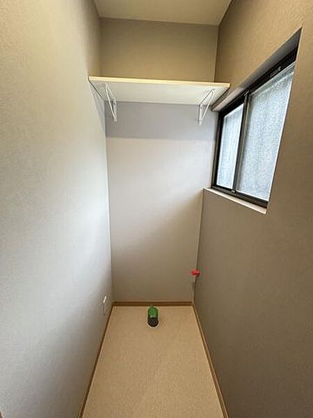 【リフォーム済】タイル張りのトイレは解体して、クロス張りに変更しました。もちろん便器便座も入荷次第、新品を設置します。