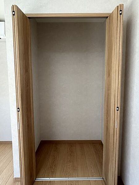 【リフォーム済】1階南西側和室6帖収納も、押入れからクローゼットへ変更しました。W扉で開け閉めスムースです。