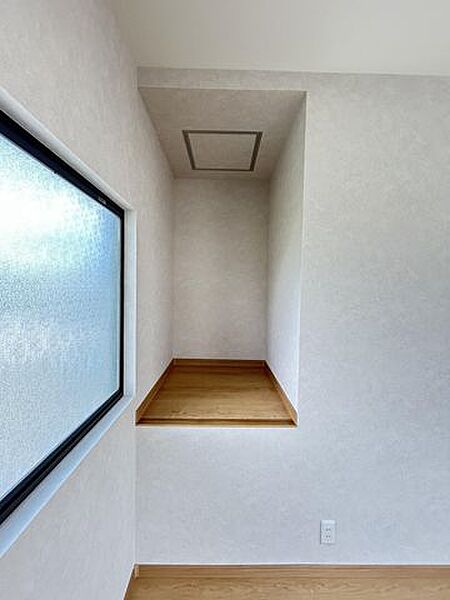 【リフォーム済】2階6帖洋室の収納スペースも綺麗に内部を貼り替えして綺麗になりました。使い方色々できますね。