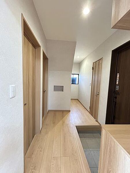 【リフォーム済】1階廊下です。フローリング床・天井・壁クロス張り替えをしました。各部屋の出入口ドアも新品交換しました。