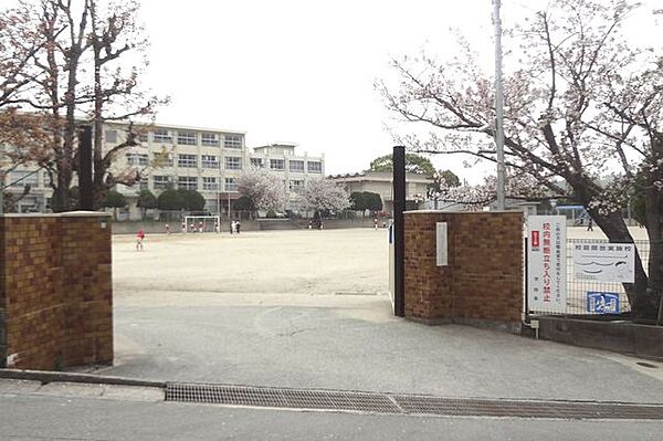 福岡市立香住丘小学校 香住丘小学校まで徒歩7分(約550M)です。近いので低学年お子様の通学も安心ですね。