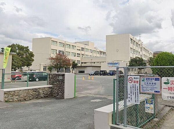 福岡市立三宅中学校 徒歩22分。 1700m