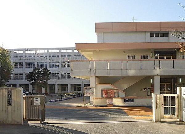 福岡市立大池小学校 大池小学校まで約750Ｍで、徒歩10分圏内で低学年のお子様も安心の距離で通学には丁度いいですよ。