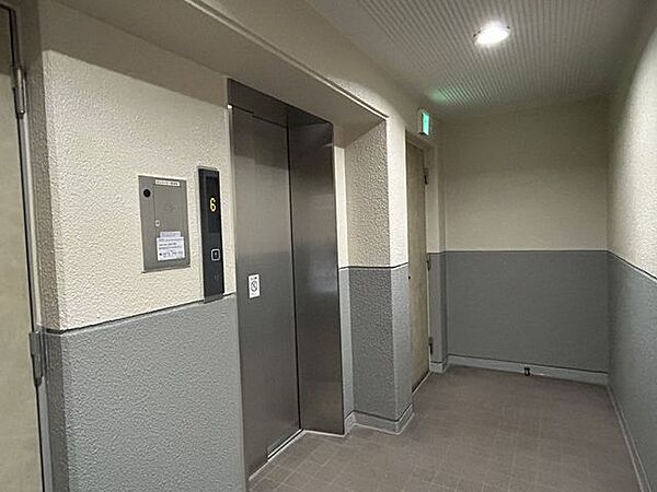 エレベーター　各棟ごとに　合計3基あります。