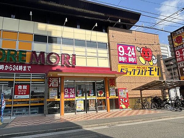 【周辺環境】ドラックストア「モリ」住吉公園前店様まで徒歩2分（約130Ｍ）です。食品もありますので便利ですよ。駐車場完備です。