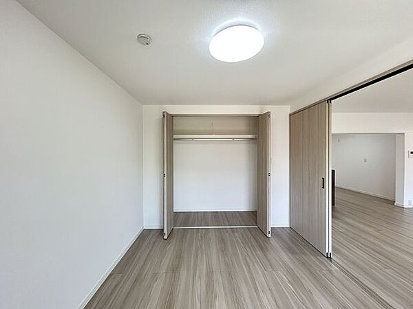 【リフォーム済】洋室約6帖　南側　クローゼット