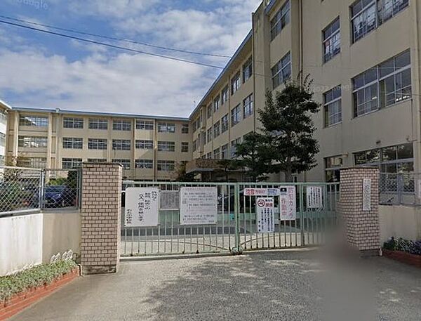 福岡市立石丸小学校 石丸小学校まで徒歩5分（約400Ｍ）です。お子様の通学に丁度いい距離ですね。