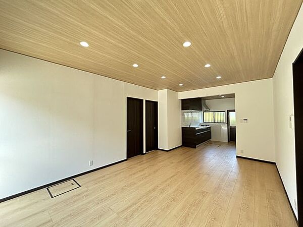 【リフォーム済】リビング（別アングル）約14帖の広さのあるリビングです。床・クロス・照明・建具の交換をしています。