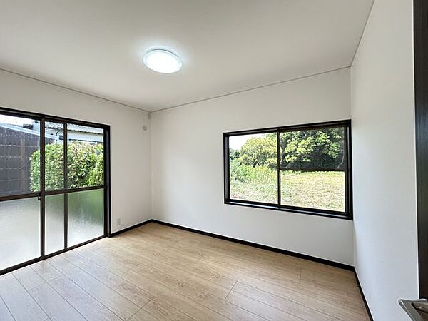 【リフォーム済】南側　6帖洋室の写真です。照明と入り口の建具は交換しました。コンセントも新設しているので便利ですね。