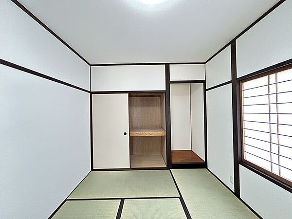 【リフォーム済】北側　6帖和室　押入れと仏間の様子です。2枚の襖は新調しています。