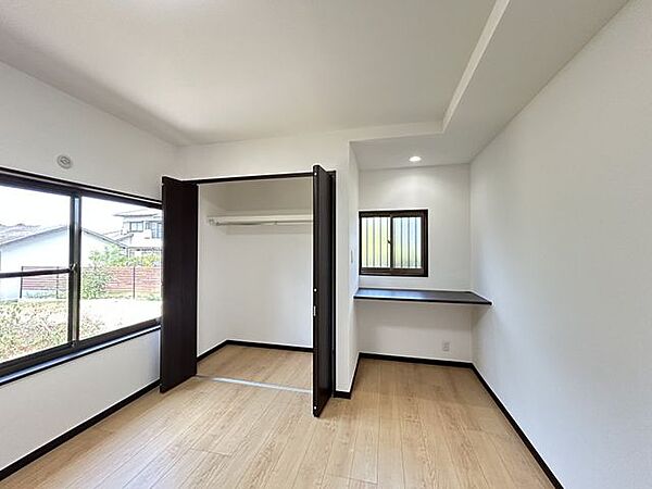【リフォーム済】北側　6.8帖洋室の収納部分です。収納内部には枕棚とパイプを設置、また書斎を新設しています。お仕事だけでなく趣味を楽しむプライベート空間としていかがでしょうか。