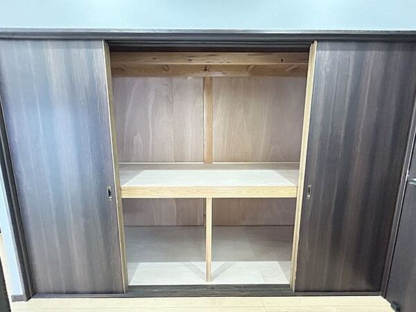 【リフォーム済】廊下の収納部分の写真です。建具は交換しています。廊下に収納があると便利ですね。