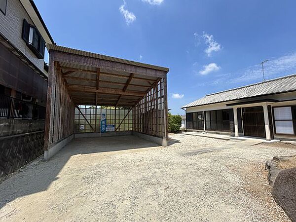【リフォーム済】広い敷地には車種によって最大7台の駐車可能スペースがあります。植栽の伐採により車も駐車しやすくなりました。2台分の大きな屋根もありますので、大切なお車も汚れにくいですよ。