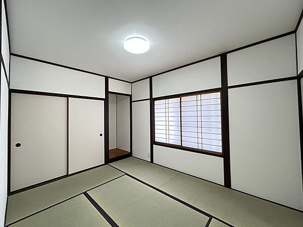 【リフォーム済】北側　6帖和室の様子です。押入、仏間があり収納も充実しています。畳は表替え、ふすまと障子は張替え、木部は塗装を行いました。