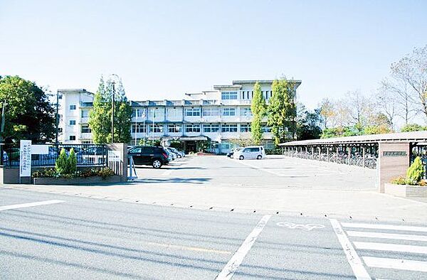 糸島市立前原東中学校 前原東中学校まで徒歩9分(約700M)です。通学距離としては丁度いいですよ。