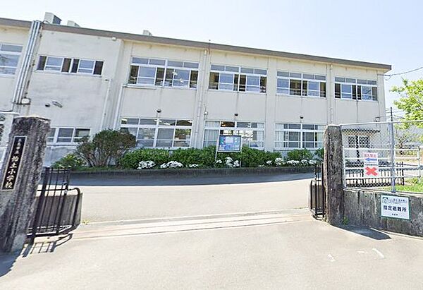 糸島市立怡土小学校 怡土小学校まで徒歩29分（約2300M）です。少し距離はありますが、毎日歩くことで体力がつきますね。