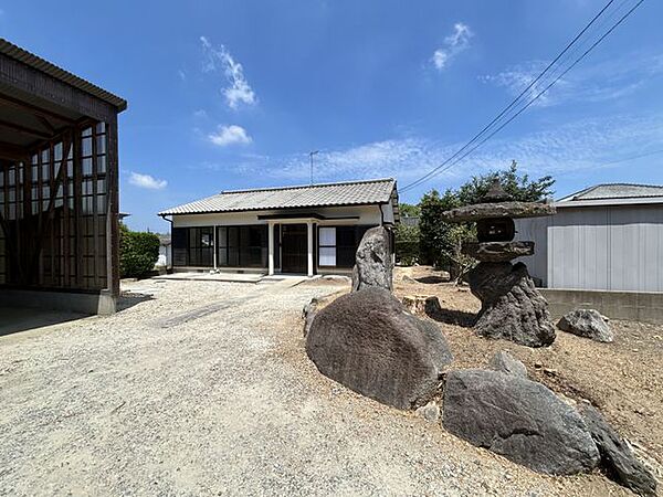 【リフォーム済】庭の写真です。植栽を撤去してすっきりとした印象になりました。休日の過ごし方が広がる魅力の空間です。
