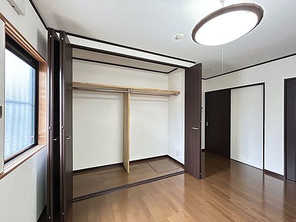 【現況】南側洋室約6.2帖　クローゼット
