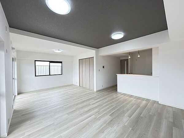 【リフォーム済】リビングは和室の壁を抜いて約20帖に拡張。広くなったリビングで家族団らんゆったりとお過ごしください。