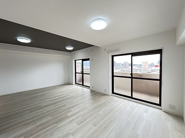 【リフォーム済】リビング別アングルです。リビングは和室の壁を抜いて約20帖に拡張しました。