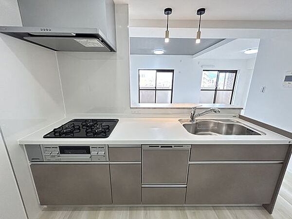 【リフォーム済】キッチンは新品のシステムキッチンに入れ替えをしました。新しいキッチンで毎日のお料理を楽しんで下さい。食洗機付き。