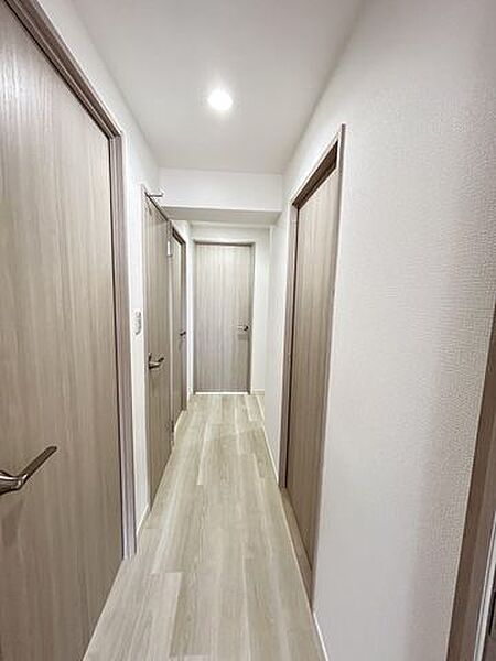 【リフォーム済】廊下の写真です。もちろんフロアタイル床・天井・壁クロス張替えして、各部屋のドアも新品に交換。