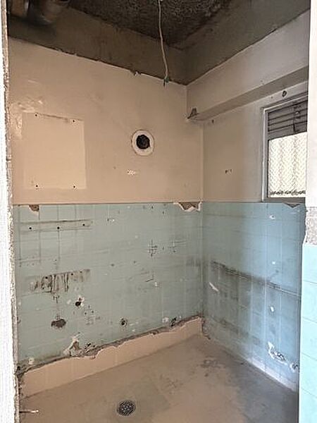 【リフォーム中】8/9撮影　既存のユニットバスは撤去し、ハウステック製の新品ユニットバスを設置します。