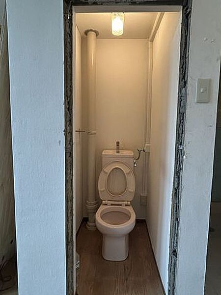 【リフォーム中】8/9撮影　もちろんトイレも既存のものを撤去し、新しいものに交換予定です。床や壁も張替え、換気扇も交換します。