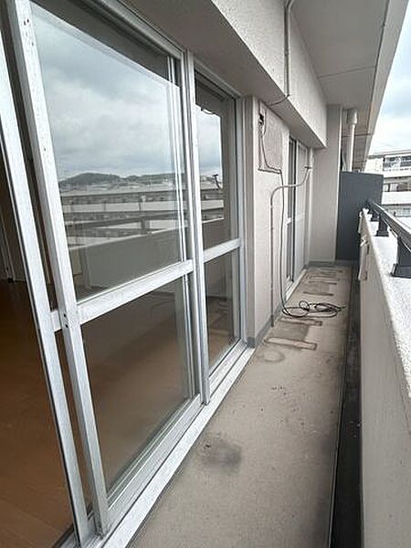 【バルコニー】2部屋に面している広いバルコニーです。洗濯ものや布団を干すスペースとしても活用できます。