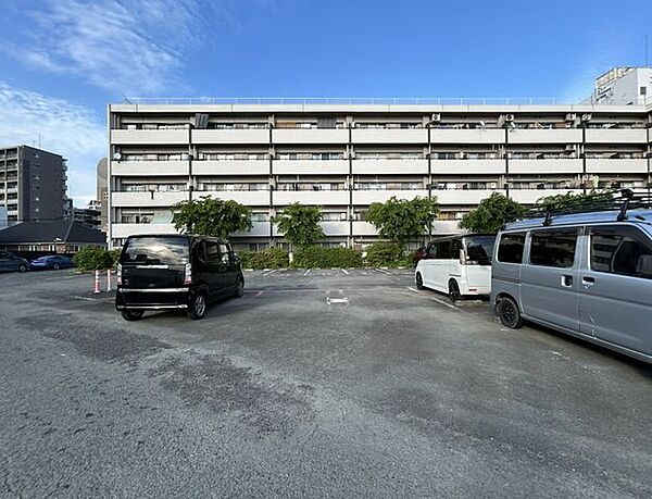 【駐車場】マンション敷地内には駐車場を構えておりますが、現在空き区画はない状態です。ご利用をご希望の場合は空き状況をお問い合わせください。