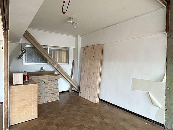 【リフォーム中】8/9撮影　6帖の洋室です。床はフローリングを張り替え、壁と天井はクロスの張替を行う予定です。照明、建具も交換します。