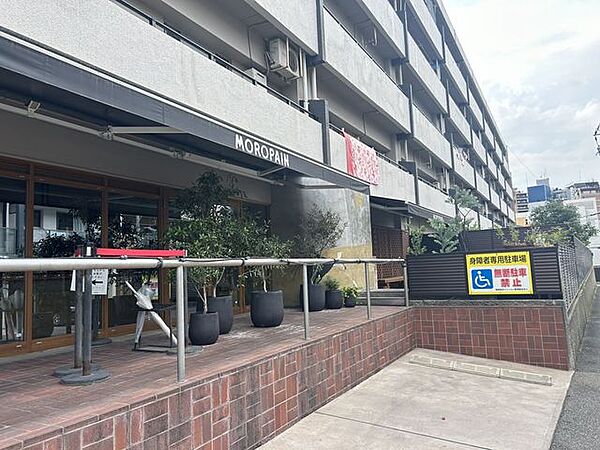 マンションの1階には「MOROPAIN」美味しいパン屋さんがあります。 5m