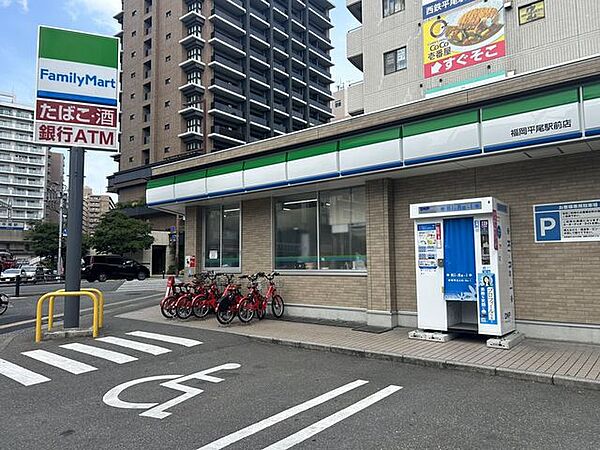 ファミリーマート福岡平尾駅前店 コンビニ「ファミリーマート」福岡平尾駅前店まで約290M（徒歩4分）です。コンビニは24時間営業なので、近くにあると便利ですよ。