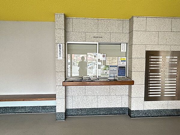 【共用部分】マンション内には管理人さんが日勤で勤務しており、建物の維持や管理をサポート。