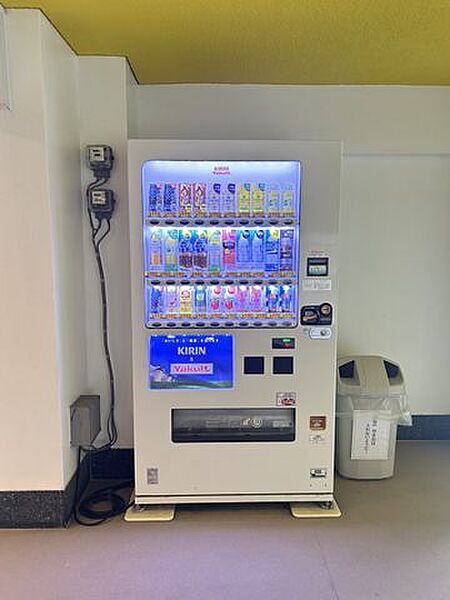 【共用部分】エントランス内には自動販売機を設置しており、飲み物を手軽に購入できる便利な環境です。
