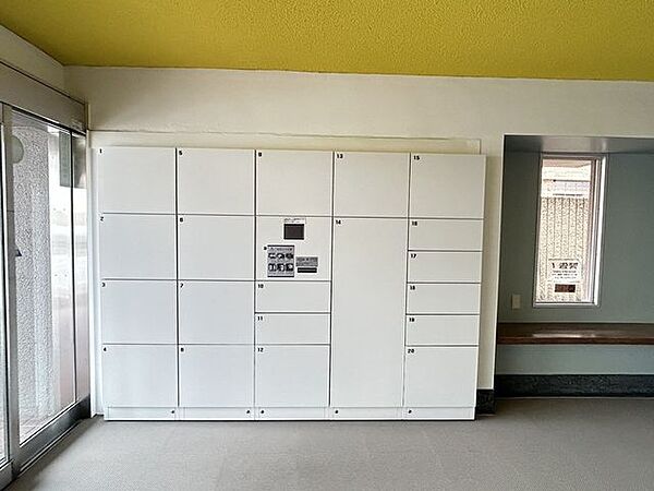【共用部分】不在時の荷物の受け取りにも便利な宅配ボックスを設置。外出中でも荷物を受け取れ、再配達の手間を省けます。