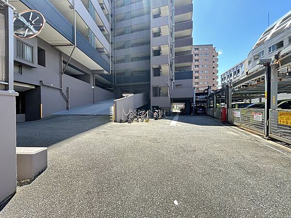【駐車場】マンション敷地内駐車場　7000円/月　