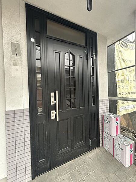【リフォーム中　9/19撮影】玄関は既存のものをクリーニング予定です。鍵はもちろん交換します。