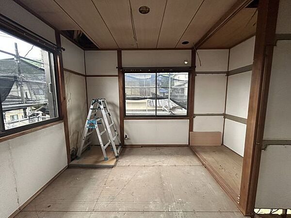 【リフォーム中　9/19撮影】2階和室は使い勝手を考慮して約5.5帖の洋室へリフォームしています。